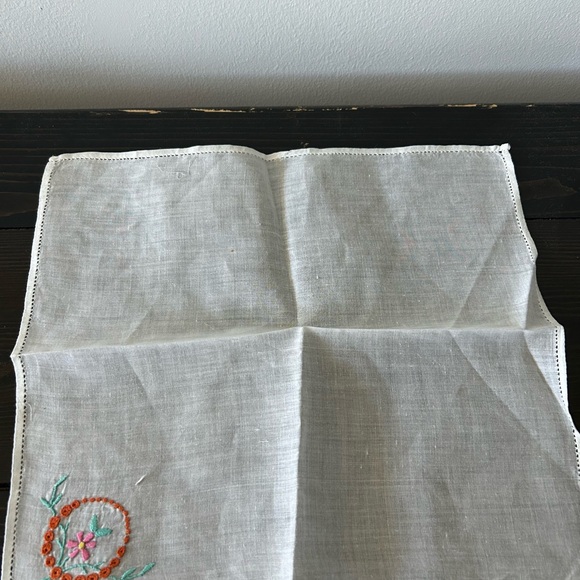 Vintage hand embroidered hankies - Picture 2 of 9